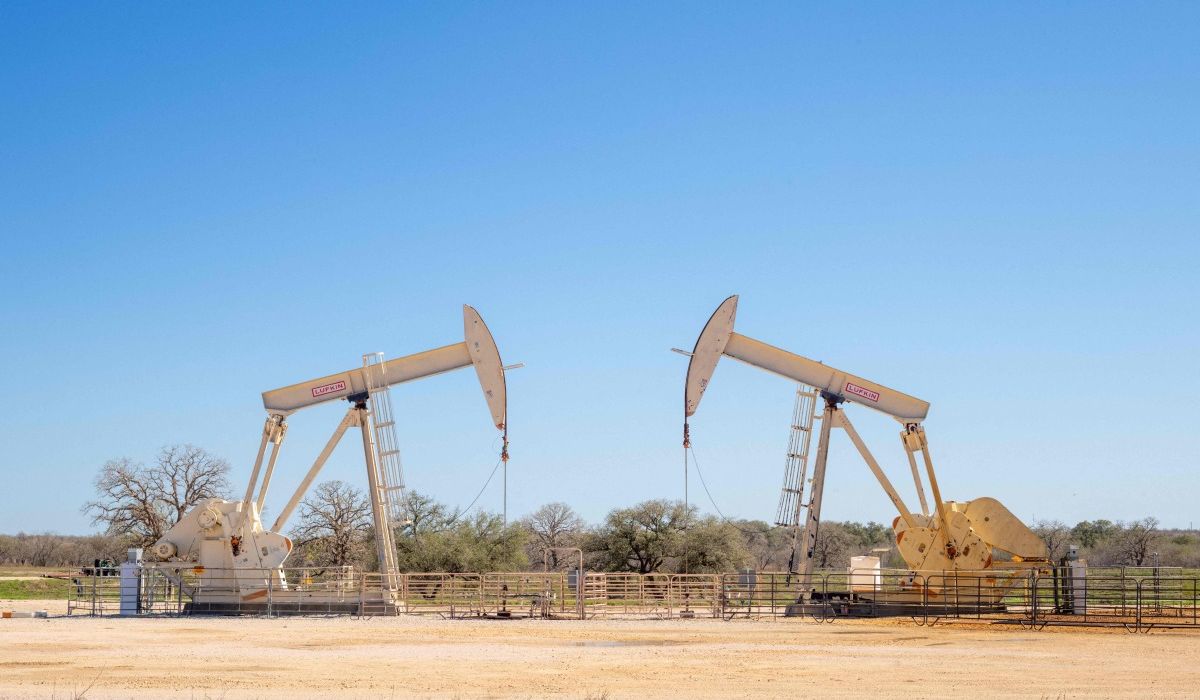 Oil Prices Drop Nearly 2 Percent as Tankers Move Through the Strait of Hormuz Again